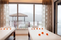 Couples-Spa-Room-with-view-of-the-valley-and-lake